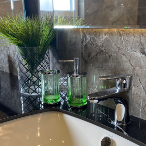 Vario Esmeralde green glass bathroom set